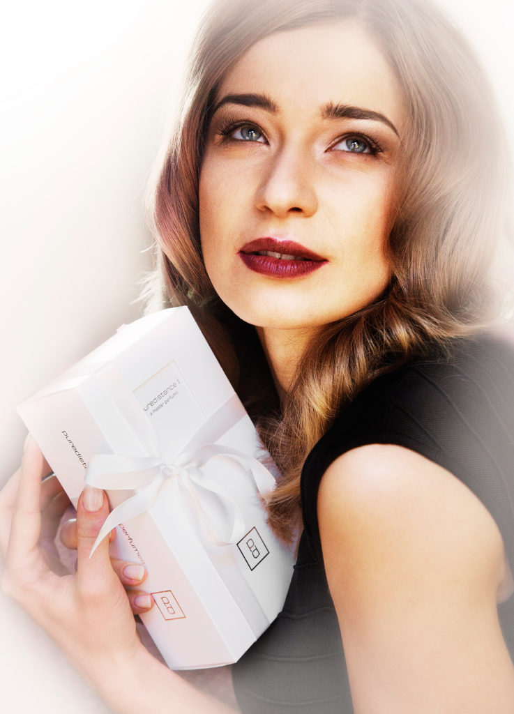 Model Egija Zviedre holding a Puredistance giftbox the perfect gift